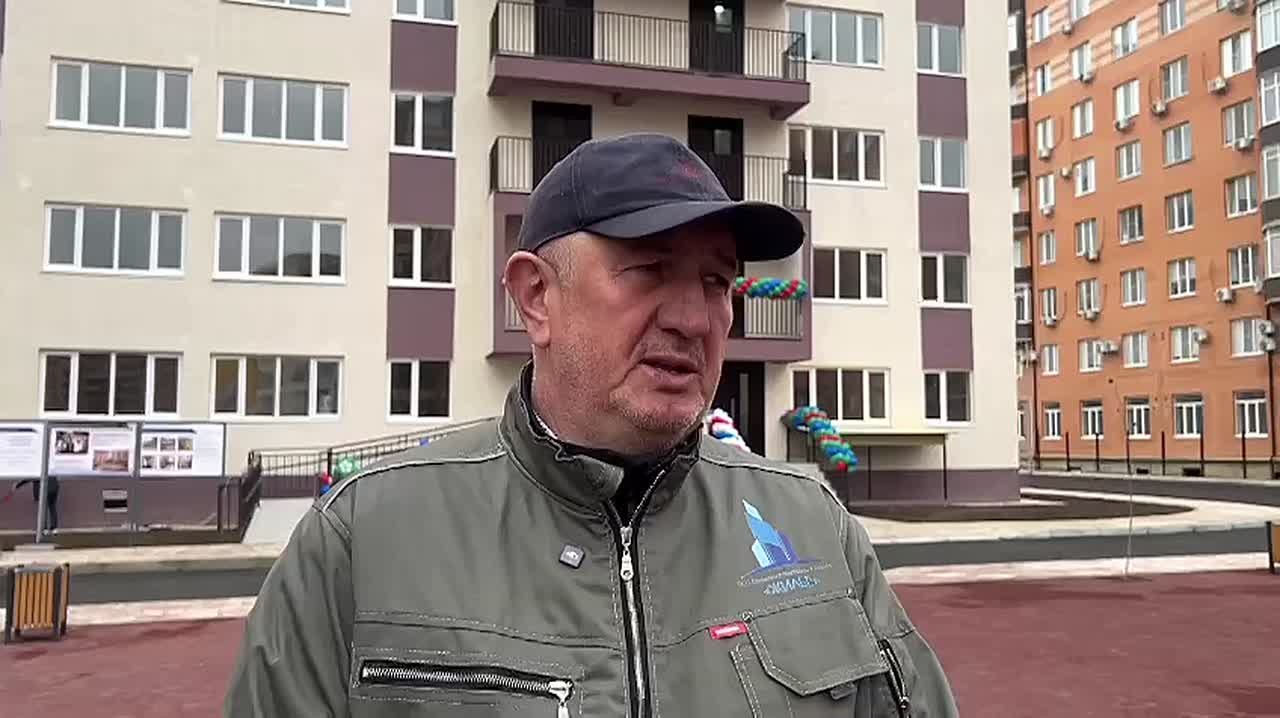 Строительная компания «Жильё» ускорила строительство домов для переселенцев из ветхого общежития, организовав работу в несколько смен