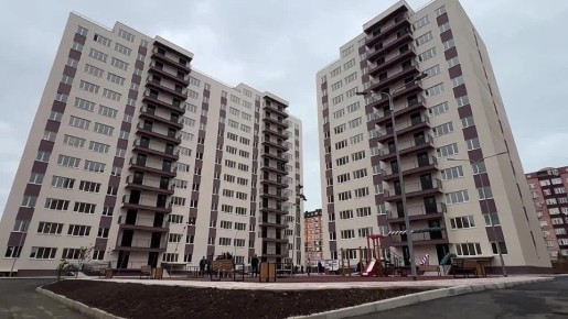 Вместо тесных комнат общежитий квартиры в два раза просторнее: Сергей Меликов осмотрел жильё для переселенцев в Каспийске