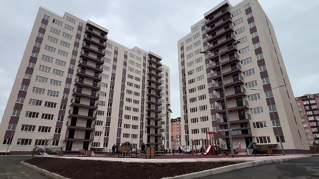 Вместо тесных комнат общежитий квартиры в два раза просторнее: Сергей Меликов осмотрел жильё для переселенцев в Каспийске