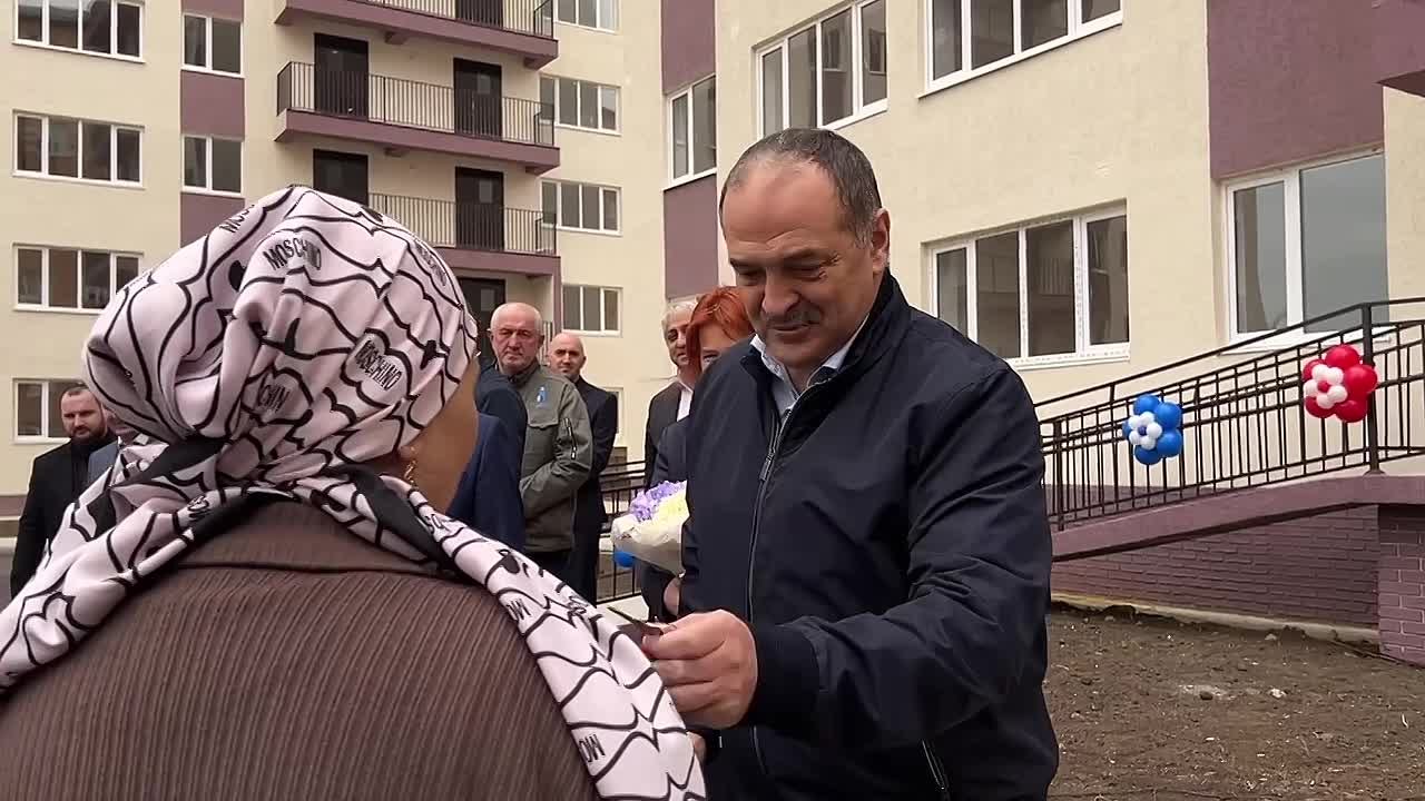 Жители аварийных общежитий в Каспийске получили заветные ключи от новых квартир