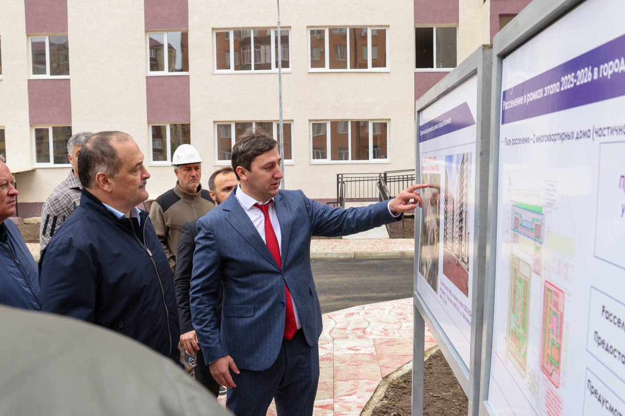 В городе Каспийск жители домов признанных аварийными получили ключи от новых квартир В городе Каспийск жители домов признанных аварийными получили ключи от новых квартир