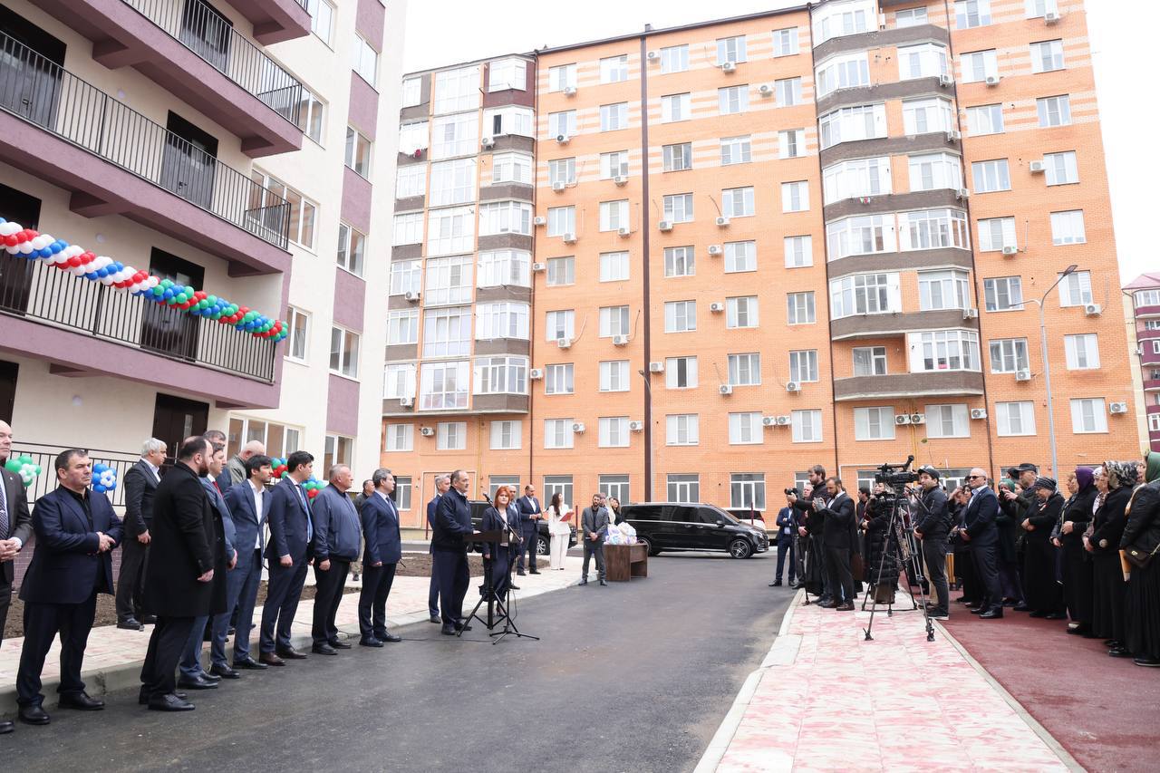 В городе Каспийск жители домов признанных аварийными получили ключи от новых квартир В городе Каспийск жители домов признанных аварийными получили ключи от новых квартир