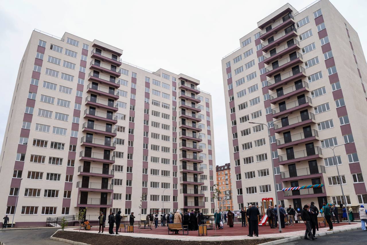 В городе Каспийск жители домов признанных аварийными получили ключи от новых квартир В городе Каспийск жители домов признанных аварийными получили ключи от новых квартир