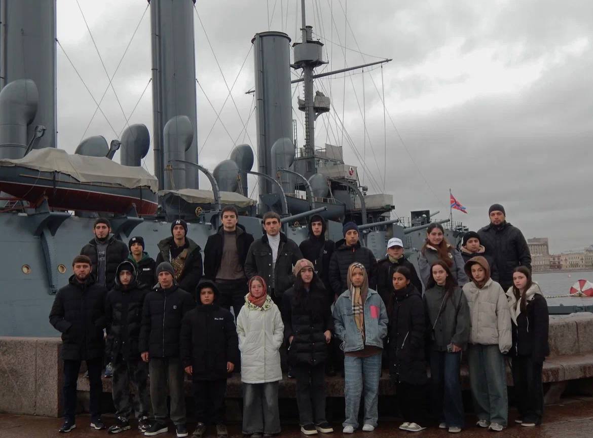 Школьники и студенты Дагестана посетили места боевой славы в Санкт-Петербурге Школьники и студенты Дагестана посетили места боевой славы в Санкт-Петербурге