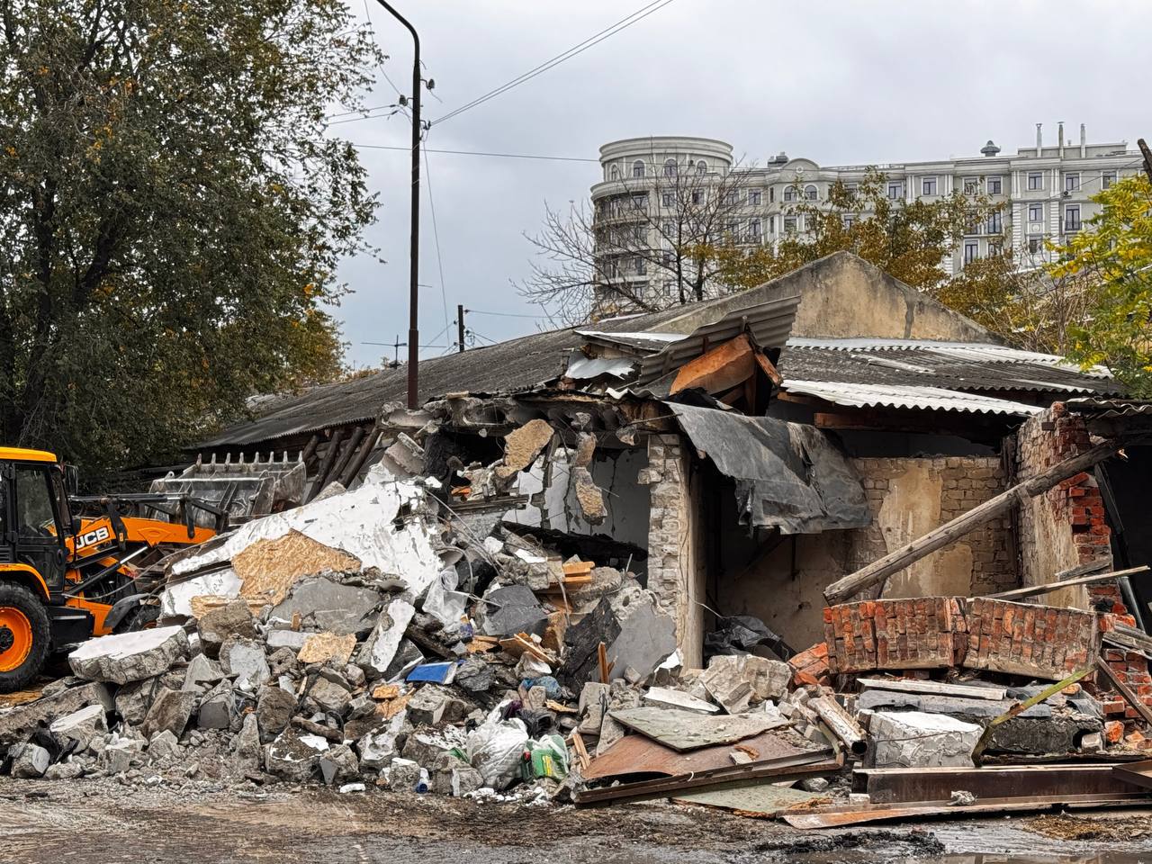 В Махачкале снесли очередные самовольные строения В Махачкале снесли очередные самовольные строения