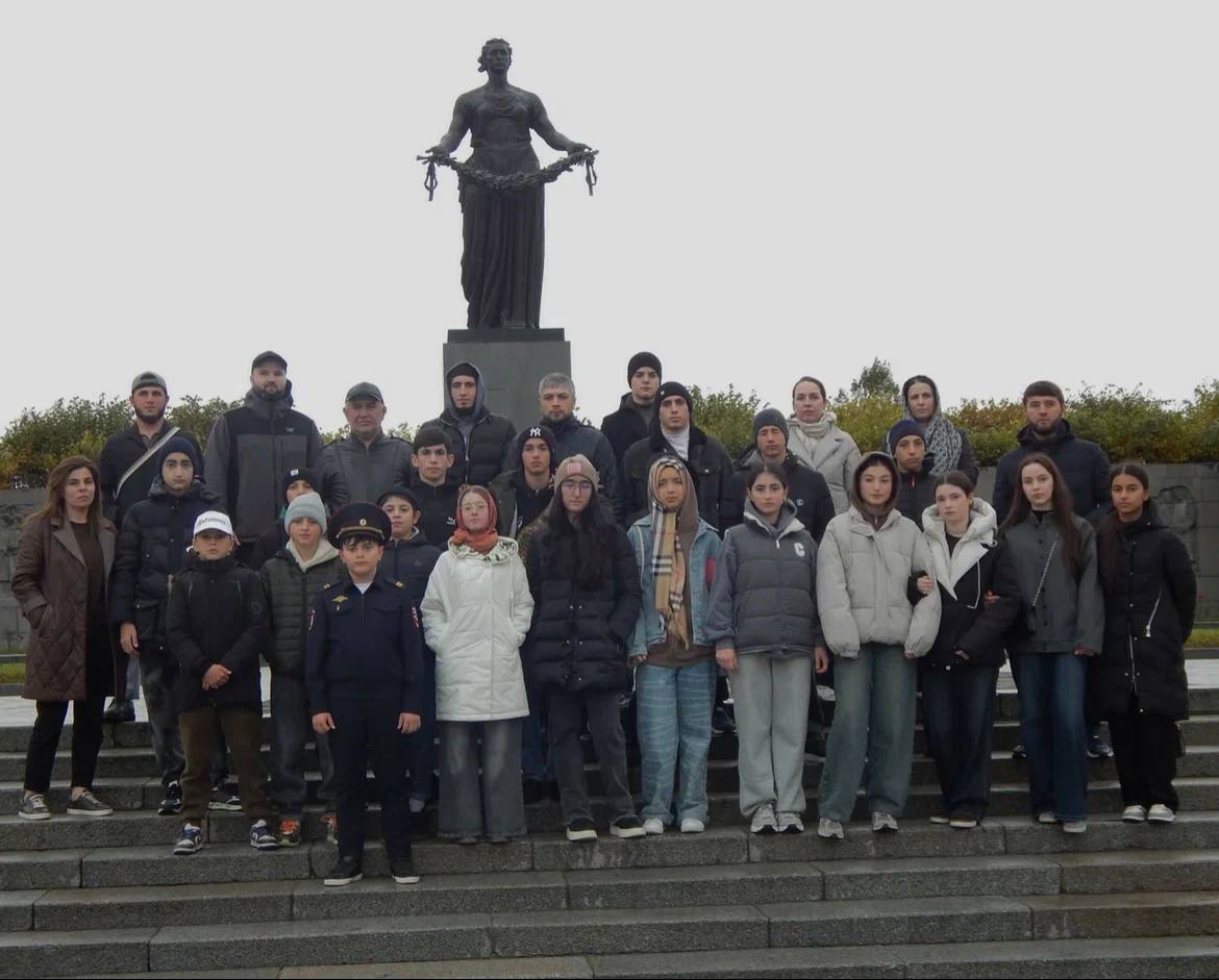 Школьники и студенты Дагестана посетили места боевой славы в Санкт-Петербурге Школьники и студенты Дагестана посетили места боевой славы в Санкт-Петербурге