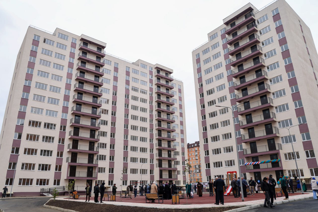 В Каспийске Республики Дагестан жители аварийных домов получили ключи от новых квартир В Каспийске Республики Дагестан жители аварийных домов получили ключи от новых квартир