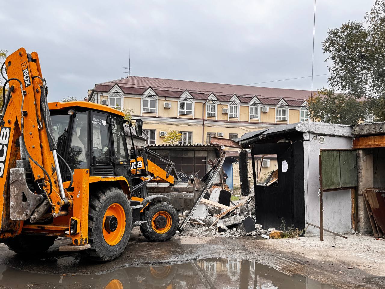 В Махачкале снесли очередные самовольные строения В Махачкале снесли очередные самовольные строения