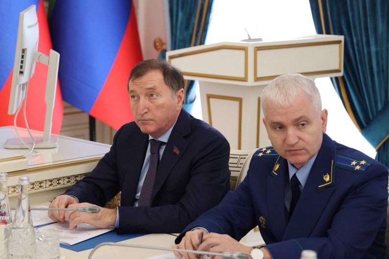 Под председательством Главы Республики Сергея Меликова состоялось заседание Республиканской призывной комиссии и Оперативного штаба РД. В работе заседания принял участие Председатель Народного Собрания РД Заур Аскендеров