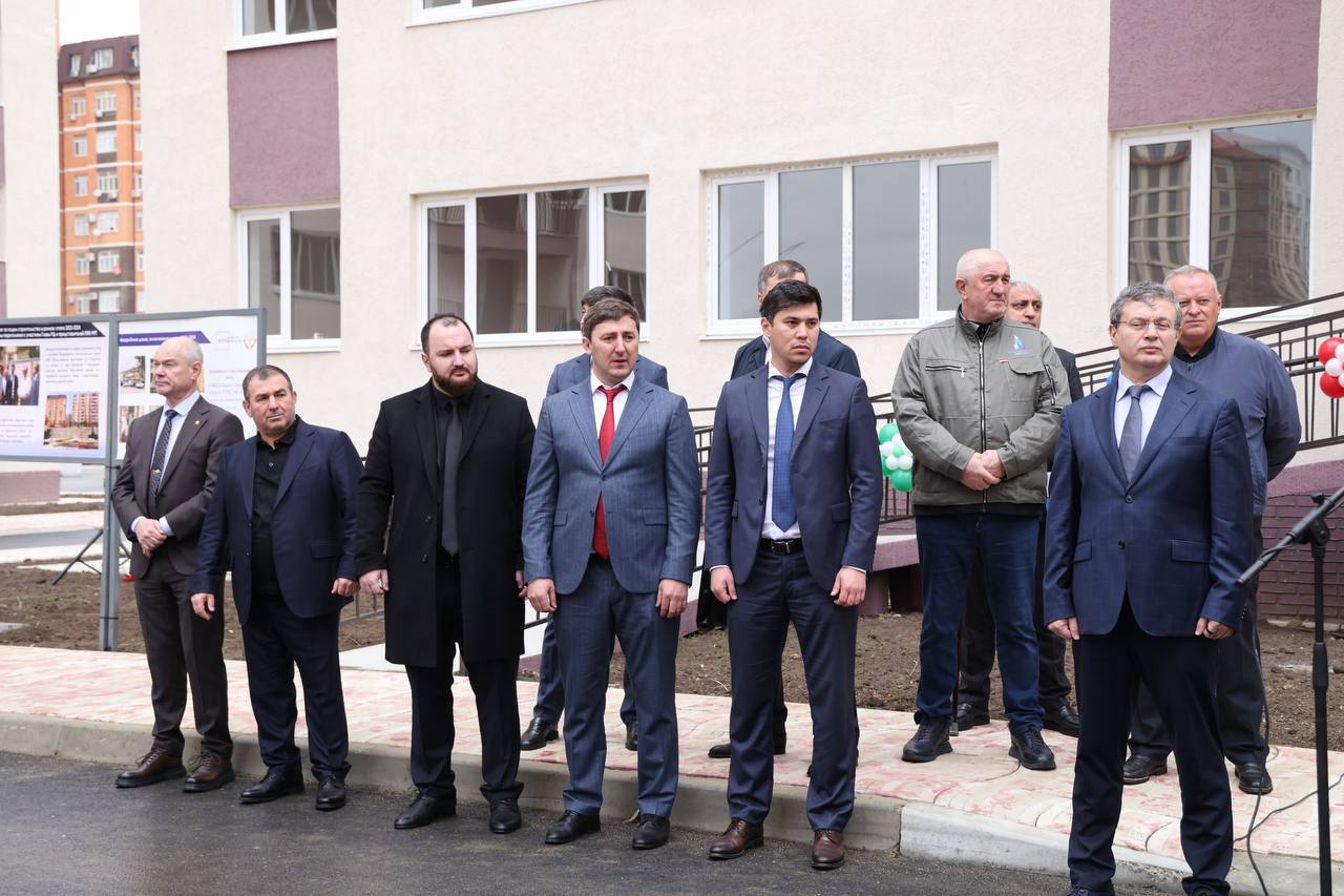 В городе Каспийск жители домов признанных аварийными получили ключи от новых квартир В городе Каспийск жители домов признанных аварийными получили ключи от новых квартир