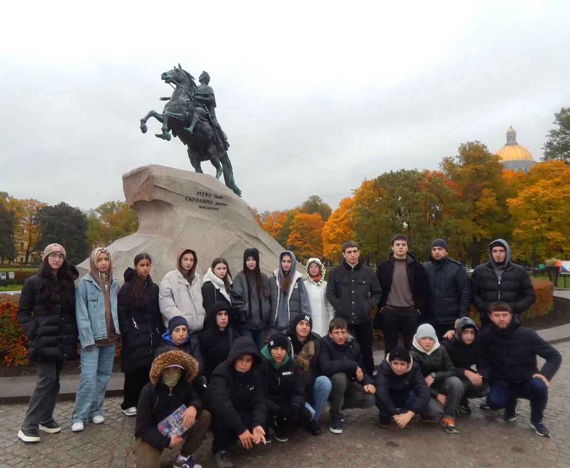 Школьники и студенты Дагестана посетили места боевой славы в Санкт-Петербурге Школьники и студенты Дагестана посетили места боевой славы в Санкт-Петербурге