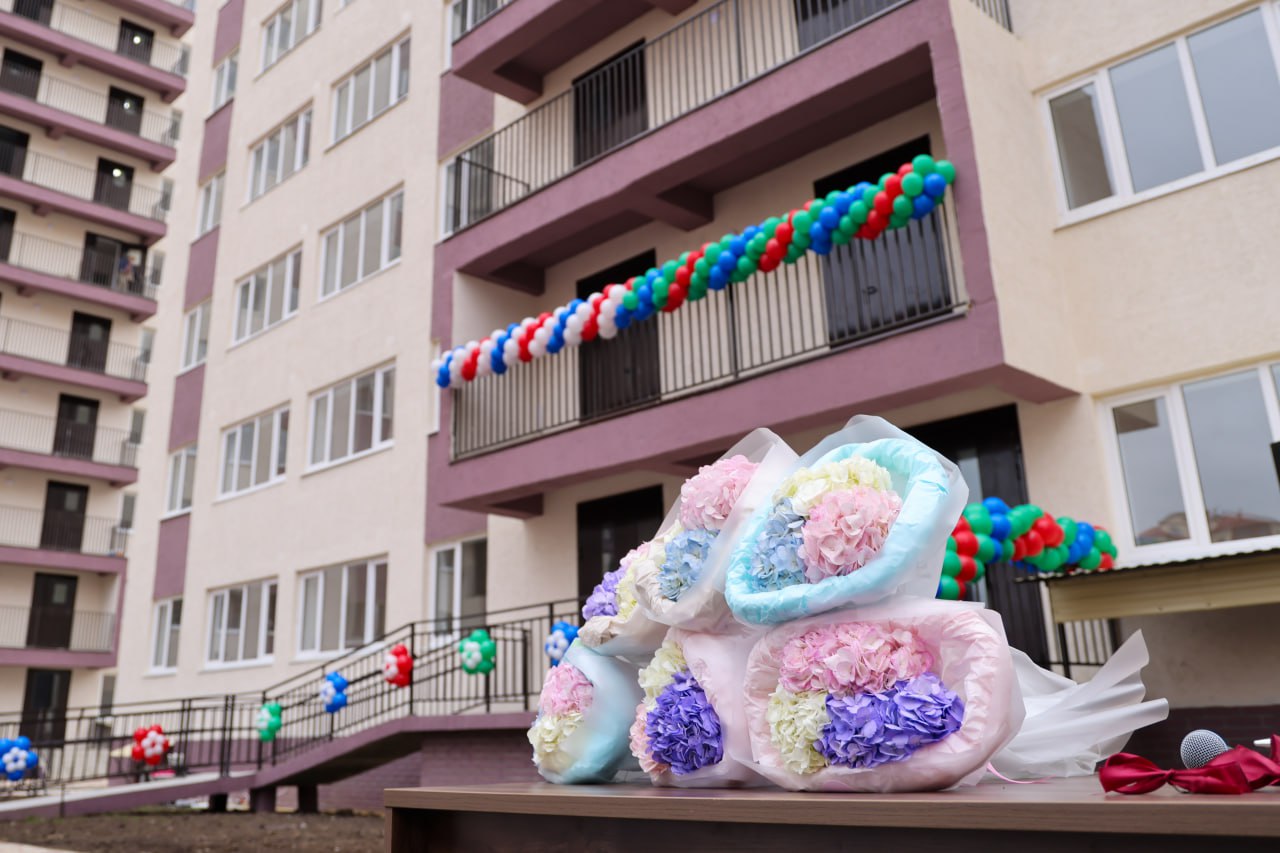 В Каспийске Республики Дагестан жители аварийных домов получили ключи от новых квартир В Каспийске Республики Дагестан жители аварийных домов получили ключи от новых квартир