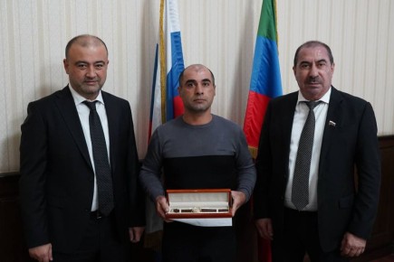 Ханлар Пашабеков: Айдын Сулейманов награждён именными часами Главы Республики Дагестан