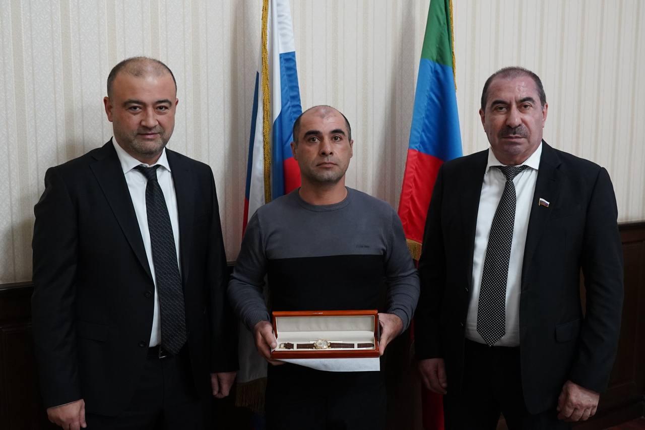 Ханлар Пашабеков: Айдын Сулейманов награждён именными часами Главы Республики Дагестан