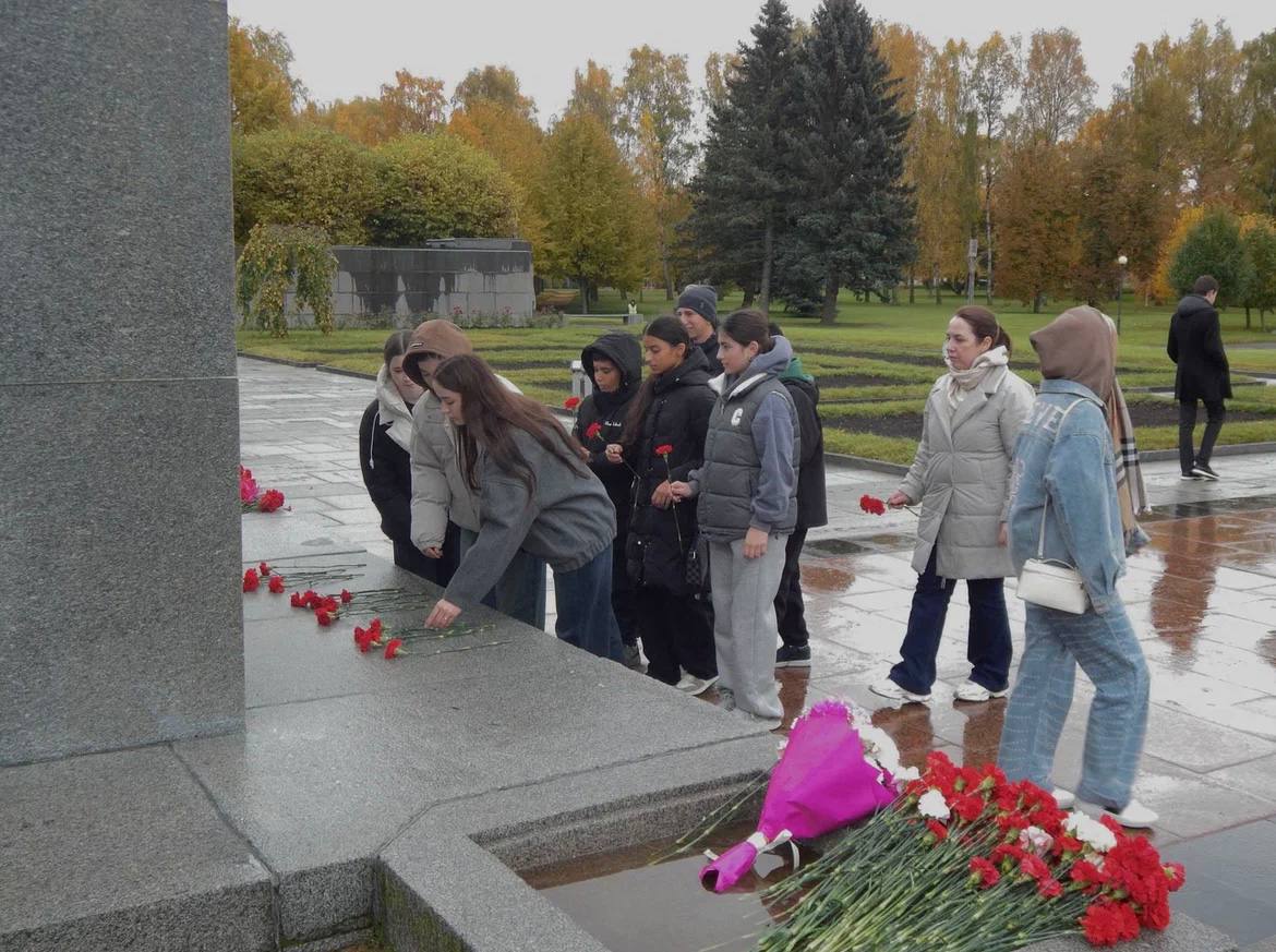 Школьники и студенты Дагестана посетили места боевой славы в Санкт-Петербурге