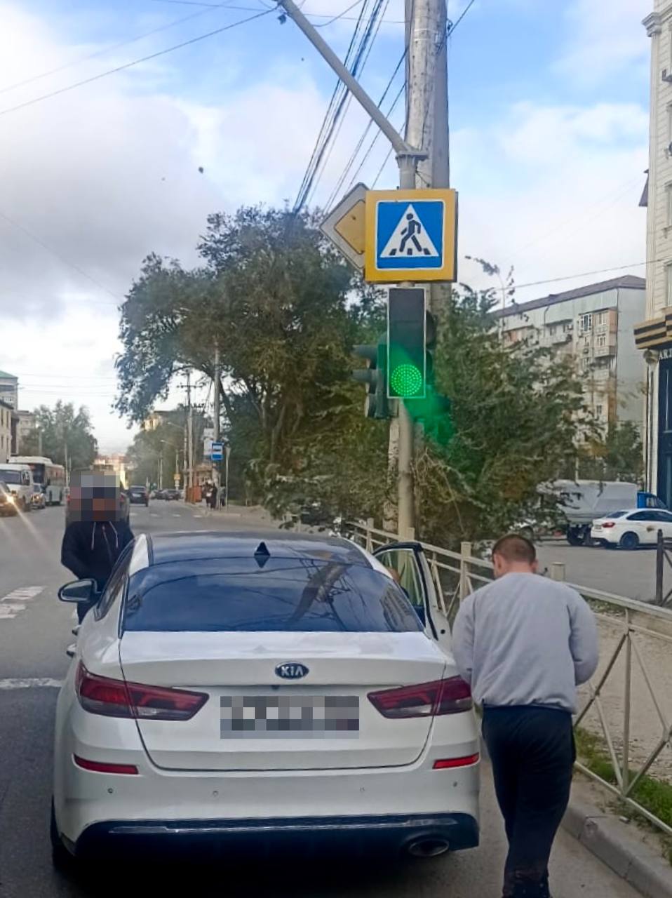 Ранее в одном из телеграм-каналов была опубликована жалоба граждан на установку дорожного знака, ограничивающего видимость сигналов светофора на улице Амет-Хана Султана г. Махачкала Ранее в одном из телеграм-каналов была опубликована жалоба граждан на установку дорожного знака, ограничивающего видимость сигналов светофора на улице Амет-Хана Султана г. Махачкала