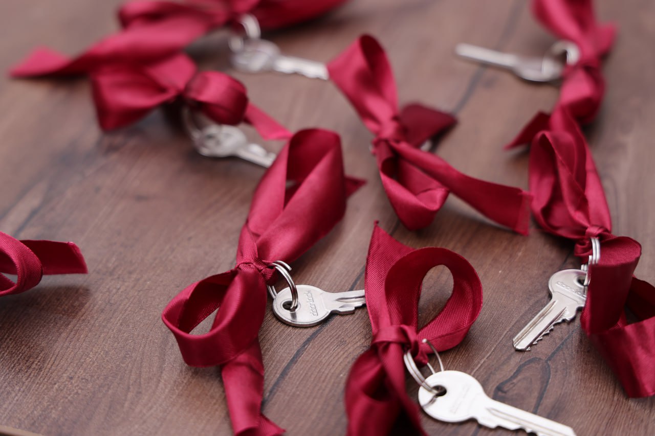 В Каспийске Республики Дагестан жители аварийных домов получили ключи от новых квартир В Каспийске Республики Дагестан жители аварийных домов получили ключи от новых квартир