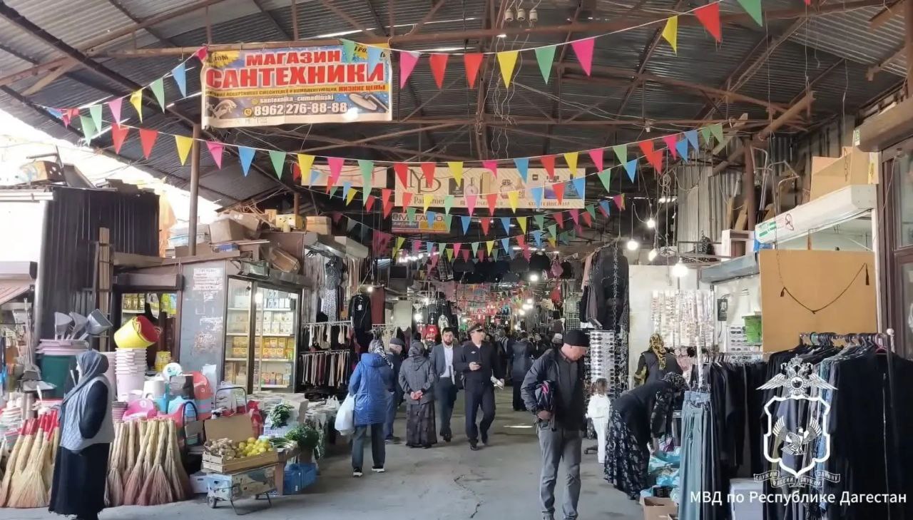 В рамках борьбы с незаконной предпринимательской деятельностью полицейские проверяют рынки в Махачкале
