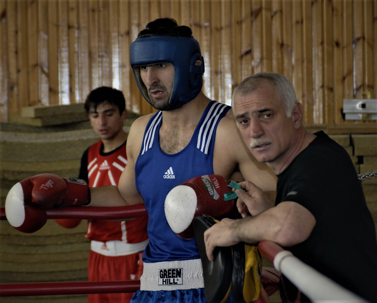 Дорогие тренеры!. Поздравляю вас с вашим профессиональным праздником! Труд тренера — это не просто работа, это служение спорту и людям Дорогие тренеры!. Поздравляю вас с вашим профессиональным праздником! Труд тренера — это не просто работа, это служение спорту и людям