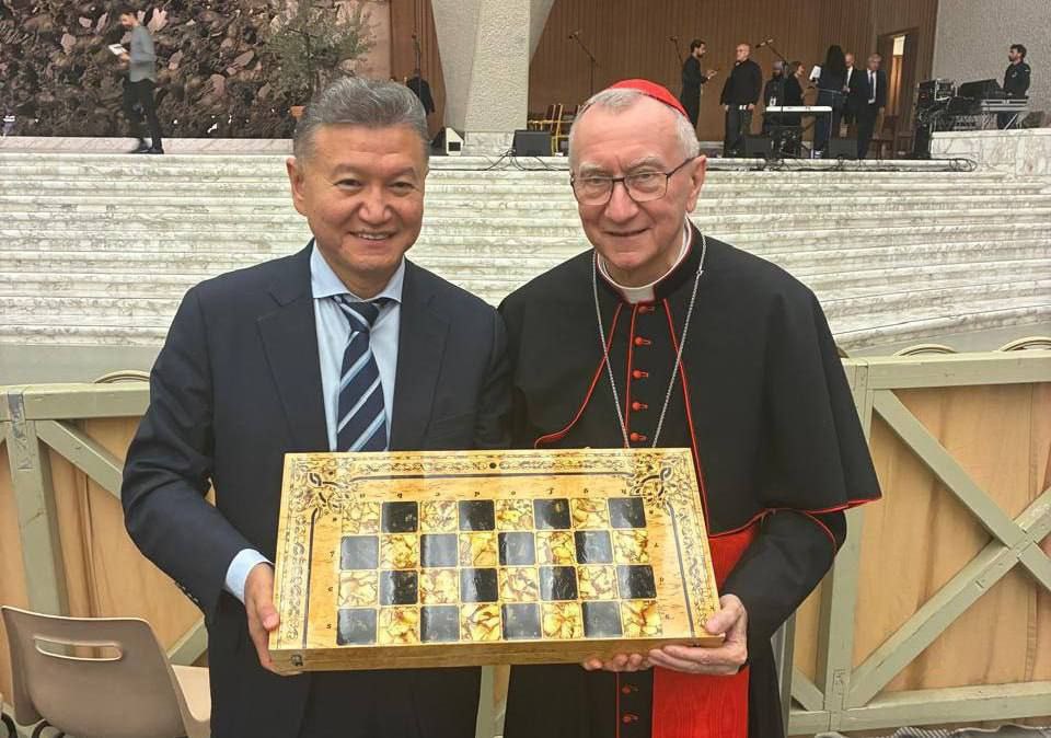 Бывший президент ФИДЕ Кирсан Илюмжинов передал Папе Римскому Льву XIV шахматный набор ручной работы из дагестанского села Кубачи