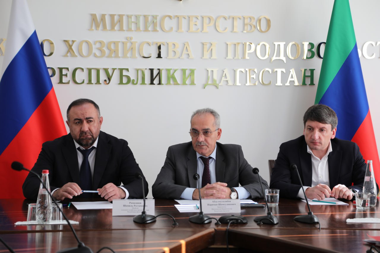 Заместитель Председателя Правительства РД Нариман Абдулмуталибов представил коллективу ведомства нового министра сельского хозяйства и продовольствия РД Шамиля Рамазанова