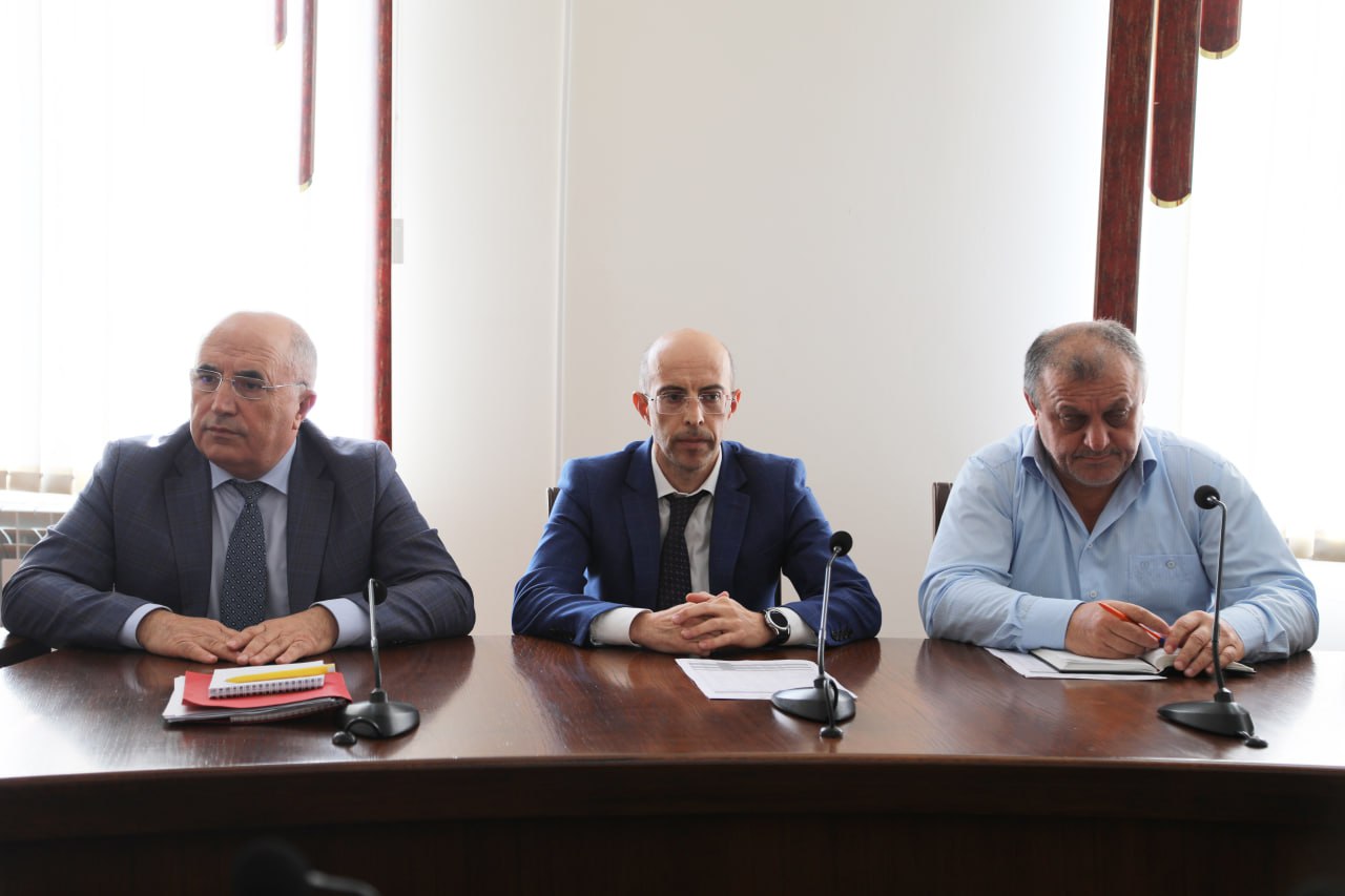 Заместитель Председателя Правительства РД Нариман Абдулмуталибов представил коллективу ведомства нового министра сельского хозяйства и продовольствия РД Шамиля Рамазанова Заместитель Председателя Правительства РД Нариман Абдулмуталибов представил коллективу ведомства нового министра сельского хозяйства и продовольствия РД Шамиля Рамазанова