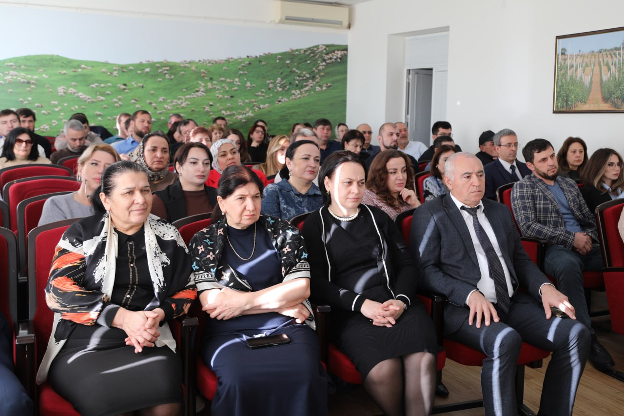 Заместитель Председателя Правительства РД Нариман Абдулмуталибов представил коллективу ведомства нового министра сельского хозяйства и продовольствия РД Шамиля Рамазанова Заместитель Председателя Правительства РД Нариман Абдулмуталибов представил коллективу ведомства нового министра сельского хозяйства и продовольствия РД Шамиля Рамазанова