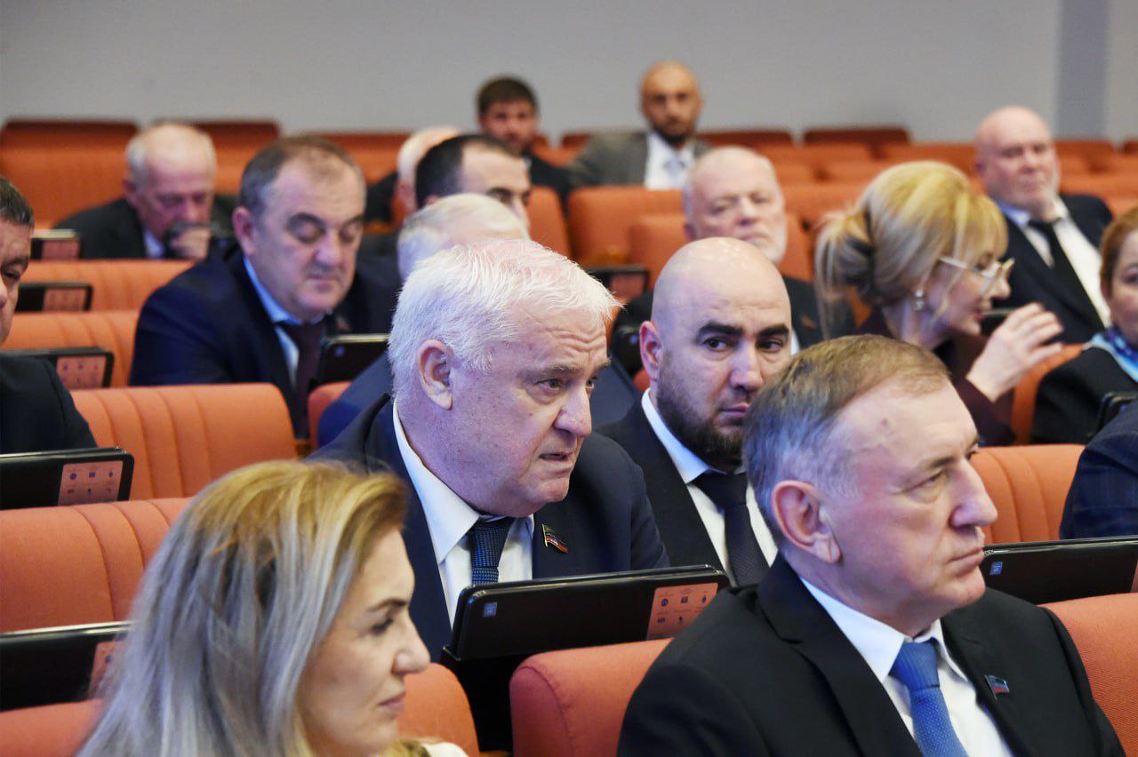 Депутаты Народного Собрания РД задали вопросы, касающиеся организации процесса переработки рыбы, борьбы с незаконной ловлей морских и речных ресурсов, более тесного налаживания связи производства с агронаукой и других тем