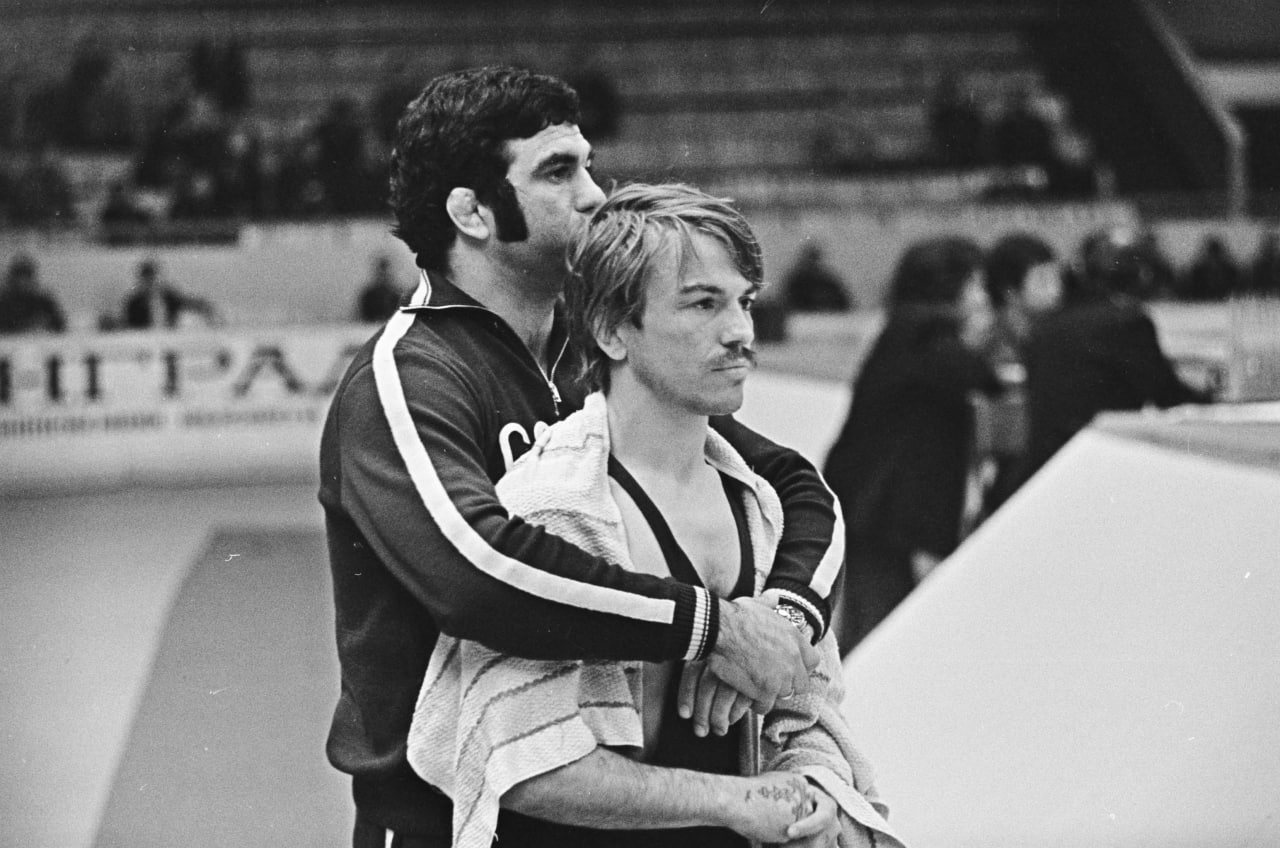 Дорогие тренеры!. Поздравляю вас с вашим профессиональным праздником! Труд тренера — это не просто работа, это служение спорту и людям Дорогие тренеры!. Поздравляю вас с вашим профессиональным праздником! Труд тренера — это не просто работа, это служение спорту и людям