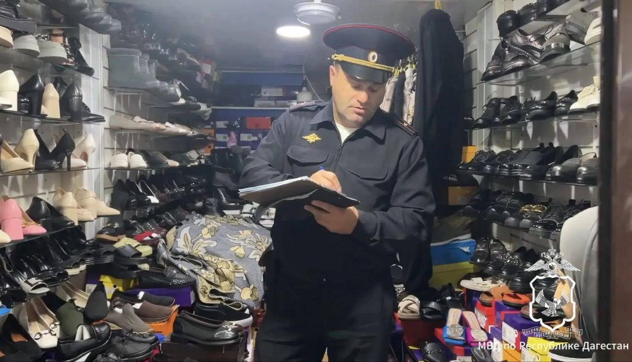 В рамках борьбы с незаконной предпринимательской деятельностью полицейские проверяют рынки в Махачкале В рамках борьбы с незаконной предпринимательской деятельностью полицейские проверяют рынки в Махачкале