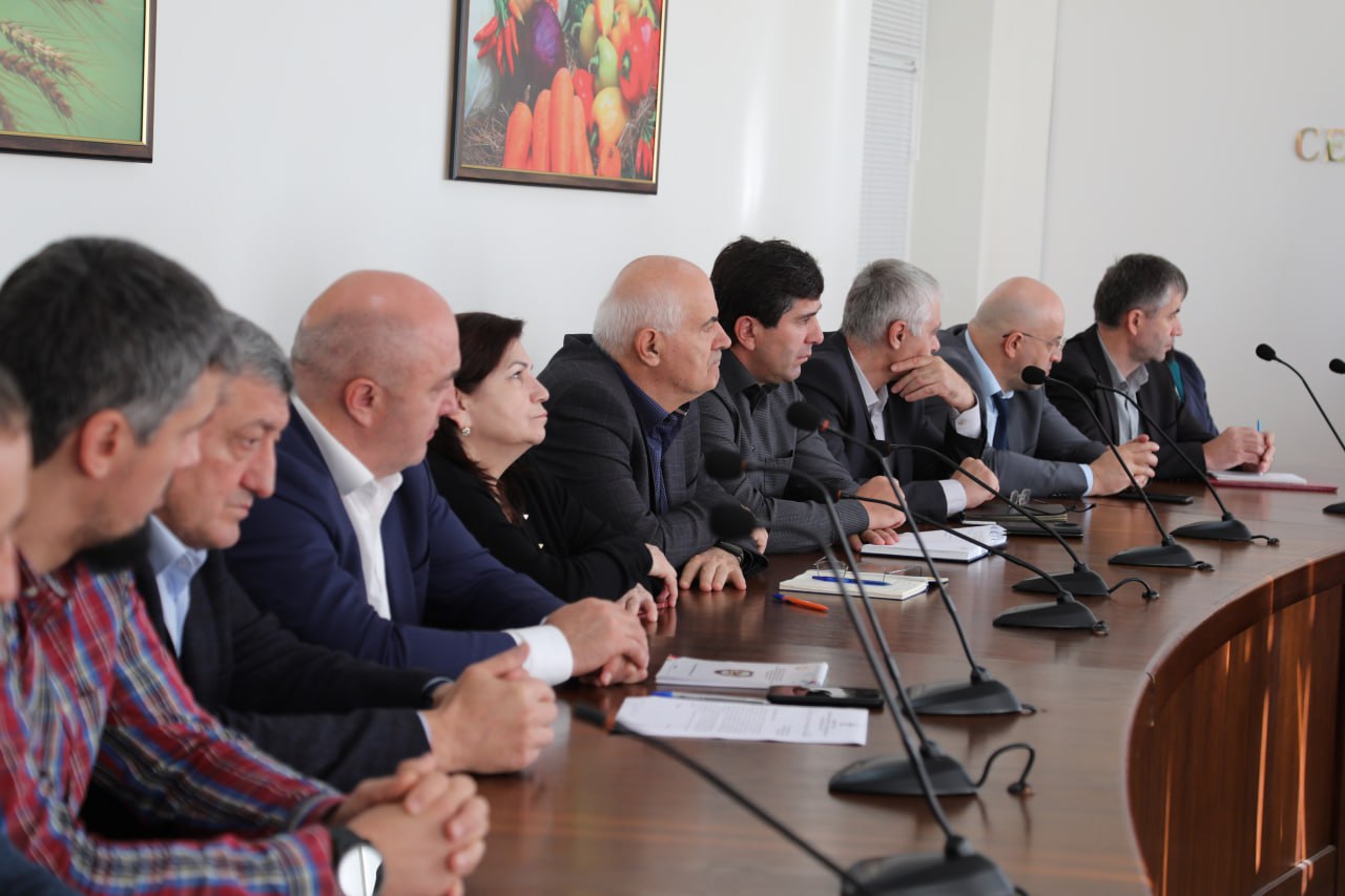 Заместитель Председателя Правительства РД Нариман Абдулмуталибов представил коллективу ведомства нового министра сельского хозяйства и продовольствия РД Шамиля Рамазанова Заместитель Председателя Правительства РД Нариман Абдулмуталибов представил коллективу ведомства нового министра сельского хозяйства и продовольствия РД Шамиля Рамазанова