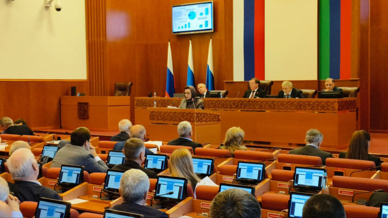 В рамках "Правительственного часа" председатель Комитета по рыбному хозяйству РД Хадижат Шамхалова проинформировала депутатов о состоянии и перспективах развития рыбохозяйственного комплекса республики