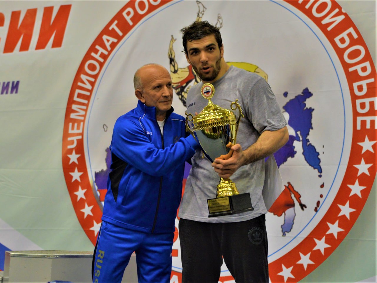 Дорогие тренеры!. Поздравляю вас с вашим профессиональным праздником! Труд тренера — это не просто работа, это служение спорту и людям Дорогие тренеры!. Поздравляю вас с вашим профессиональным праздником! Труд тренера — это не просто работа, это служение спорту и людям