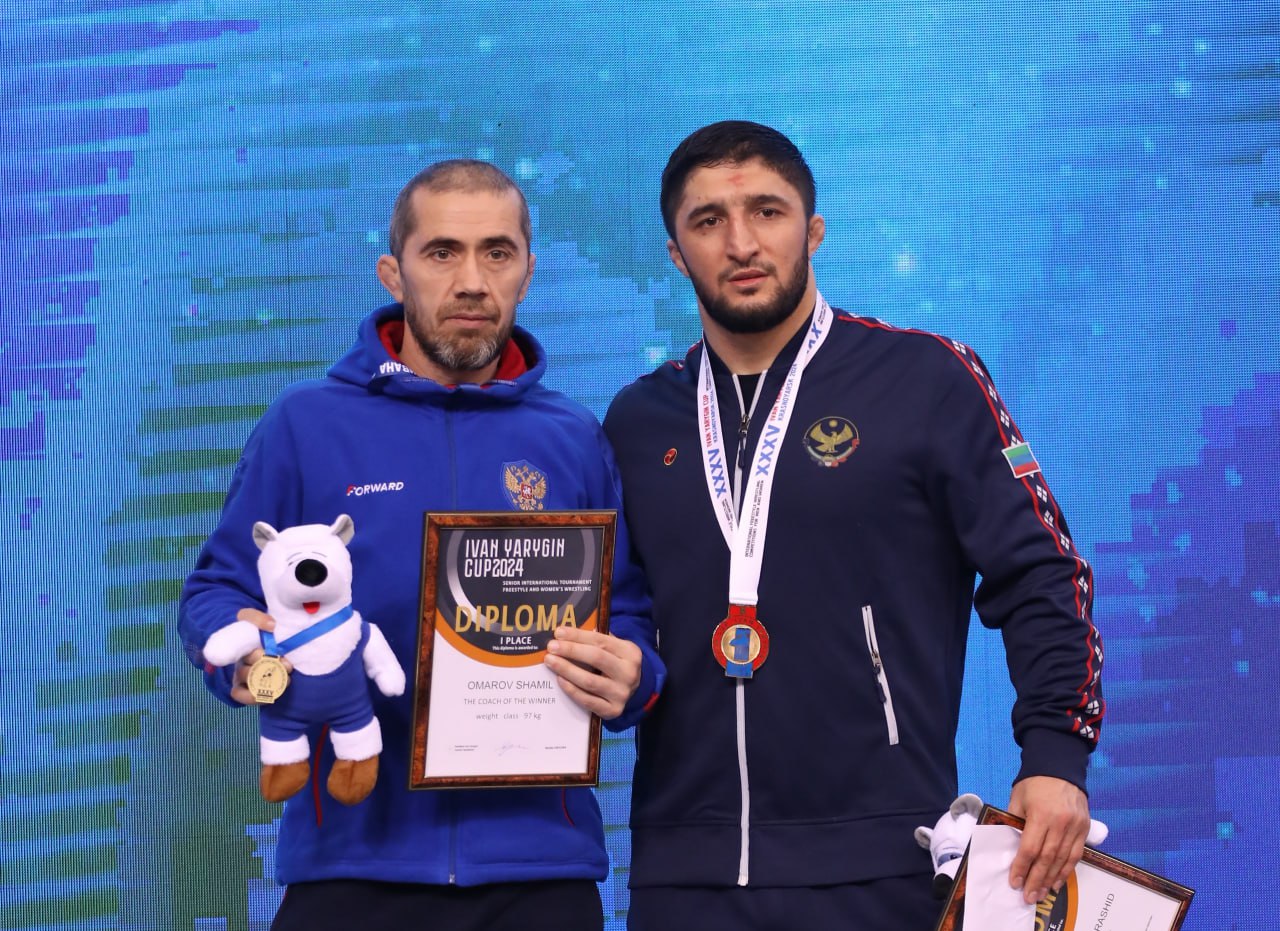 Дорогие тренеры!. Поздравляю вас с вашим профессиональным праздником! Труд тренера — это не просто работа, это служение спорту и людям Дорогие тренеры!. Поздравляю вас с вашим профессиональным праздником! Труд тренера — это не просто работа, это служение спорту и людям