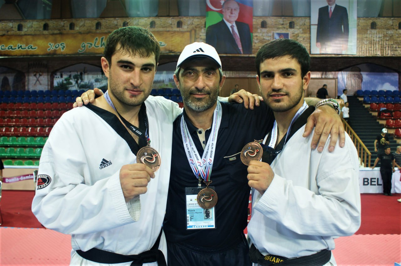 Дорогие тренеры!. Поздравляю вас с вашим профессиональным праздником! Труд тренера — это не просто работа, это служение спорту и людям Дорогие тренеры!. Поздравляю вас с вашим профессиональным праздником! Труд тренера — это не просто работа, это служение спорту и людям