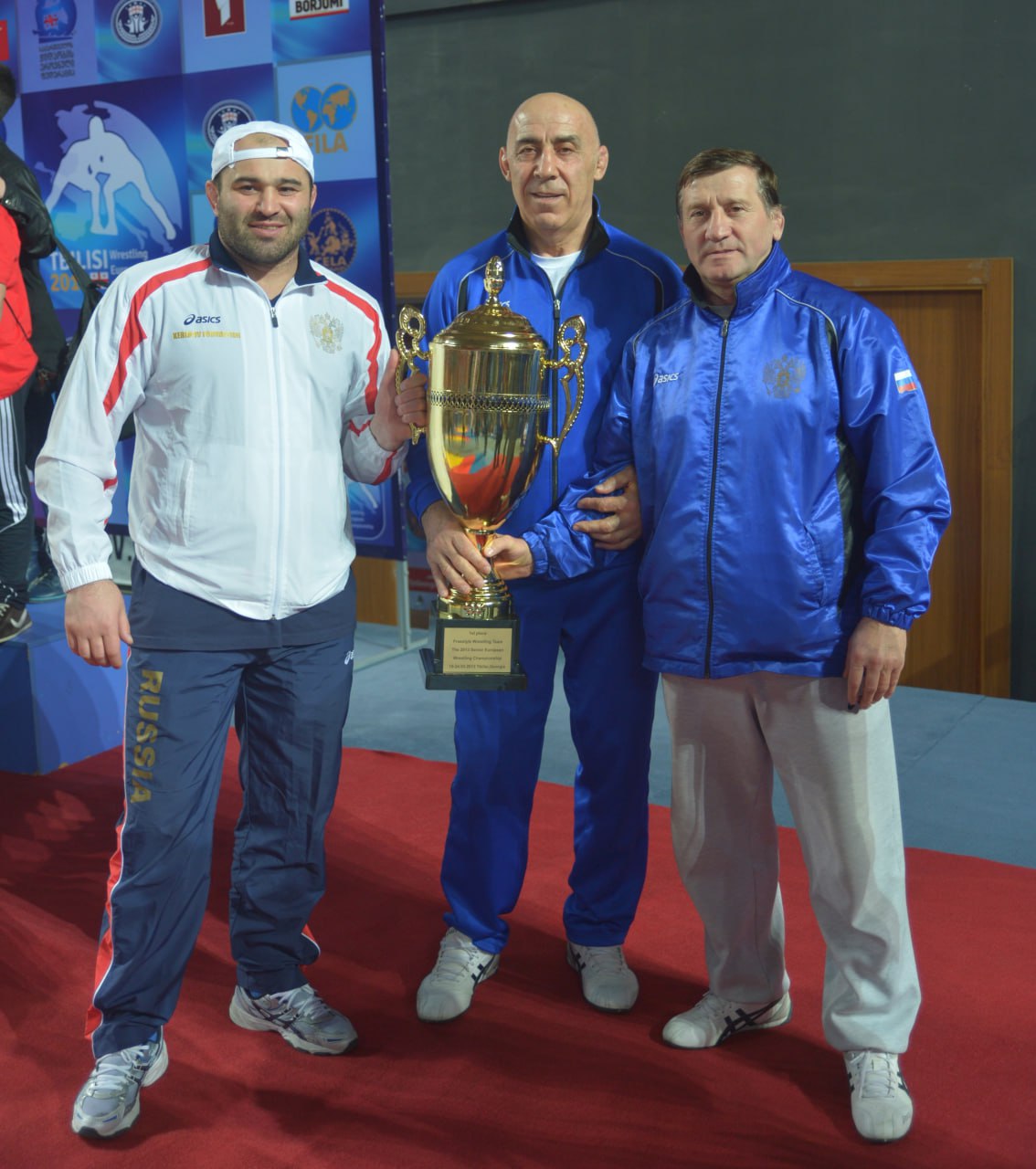 Дорогие тренеры!. Поздравляю вас с вашим профессиональным праздником! Труд тренера — это не просто работа, это служение спорту и людям Дорогие тренеры!. Поздравляю вас с вашим профессиональным праздником! Труд тренера — это не просто работа, это служение спорту и людям