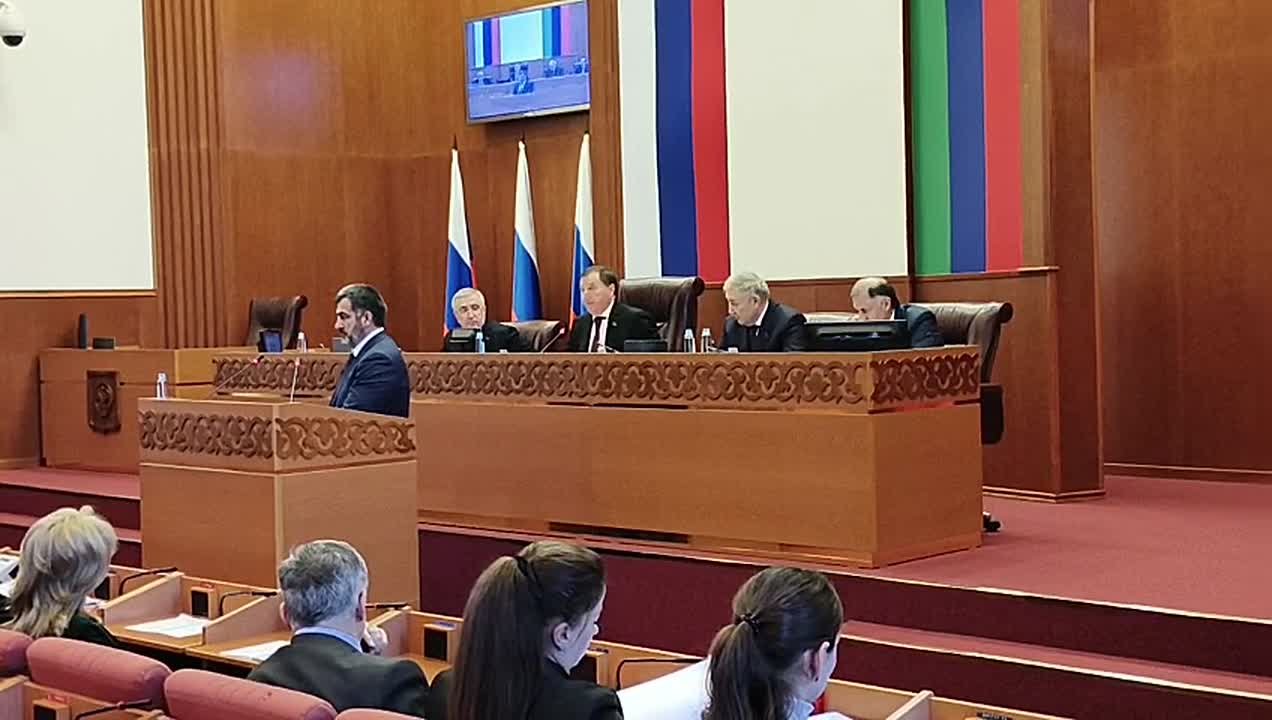 Касаясь рассмотрения законопроекта «О внесении изменений в отдельные законодательные акты Республики Дагестан», Заур Аскендеров подчеркнул, что «принятие проекта закона решает важные задачи – сохранение стабильных условий...