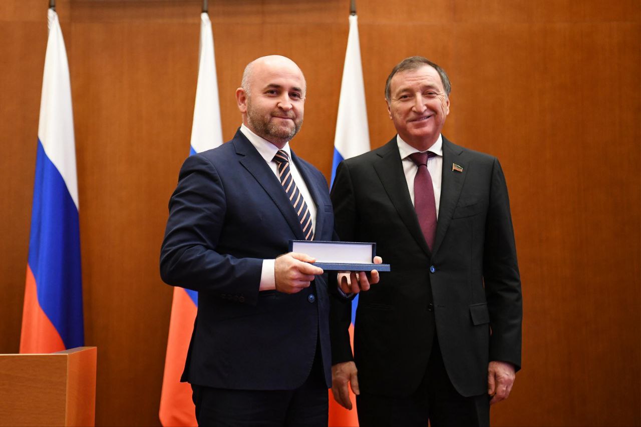 48 сессия завершилась вручением наград - Благодарности Главы Республики Дагестан, памятных именных часов Председателя Народного Собрания РД, Благодарственного письма Председателя Народного Собрания РД