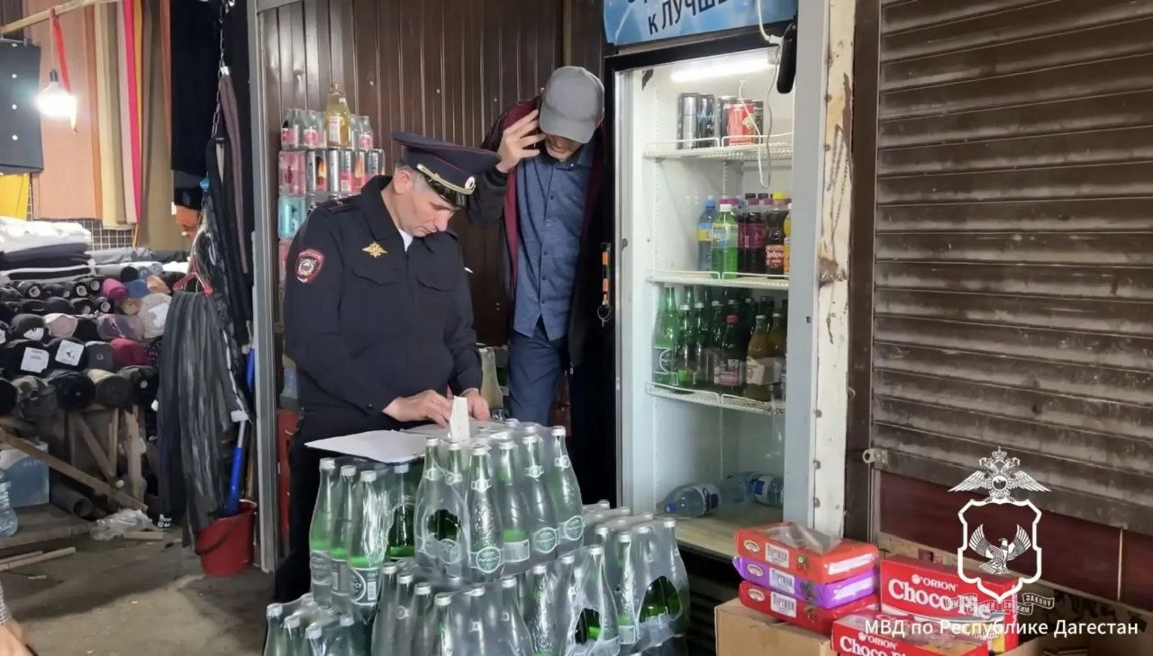 В рамках борьбы с незаконной предпринимательской деятельностью полицейские проверяют рынки в Махачкале В рамках борьбы с незаконной предпринимательской деятельностью полицейские проверяют рынки в Махачкале
