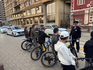 В рамках 4-го этапа профилактической акции «Внимание – Дети!» в Хасавюрте сотрудниками Госавтоинспекции проведено профилактическое мероприятие «Засветись!»