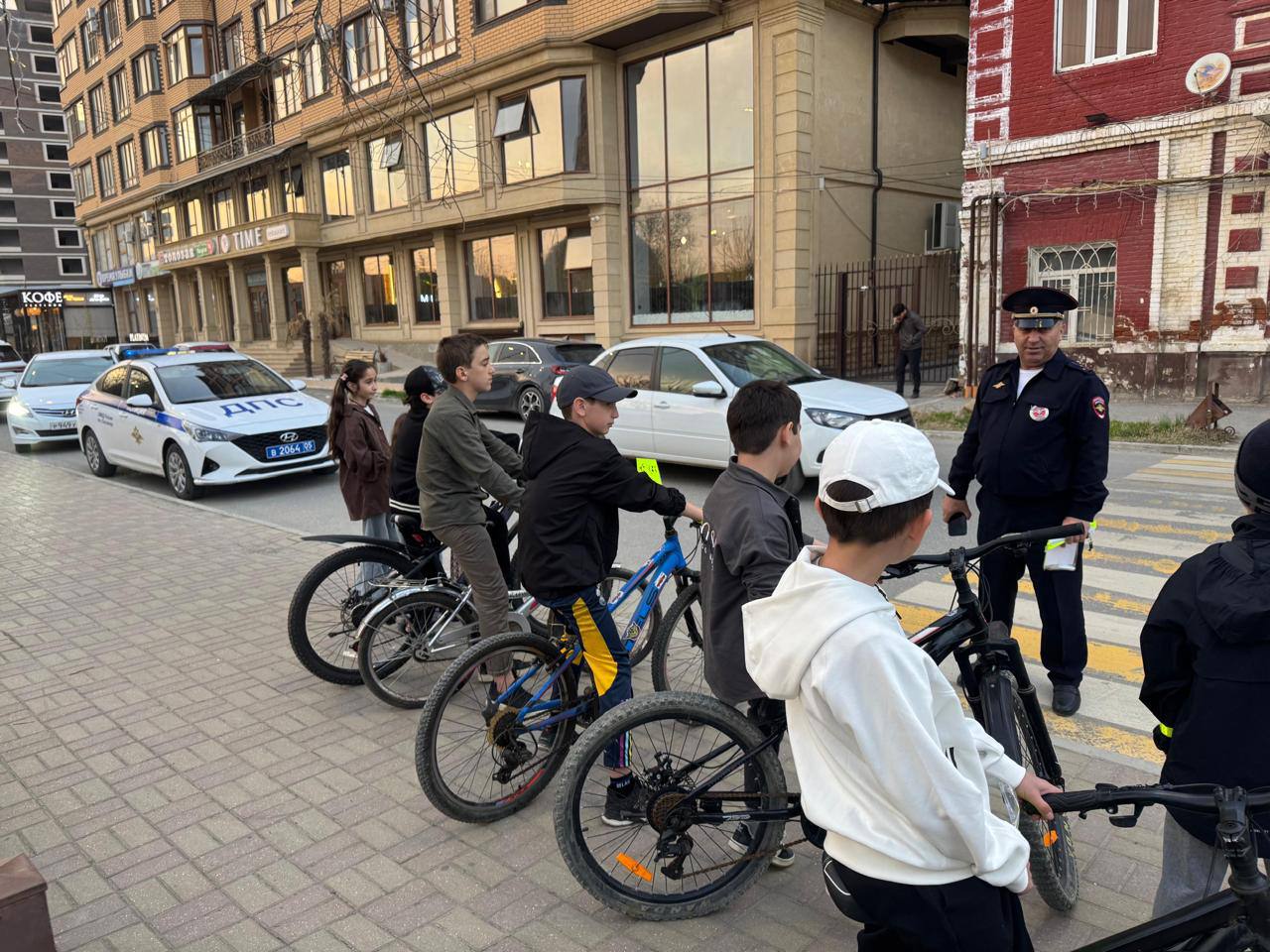 В рамках 4-го этапа профилактической акции «Внимание – Дети!» в Хасавюрте сотрудниками Госавтоинспекции проведено профилактическое мероприятие «Засветись!»