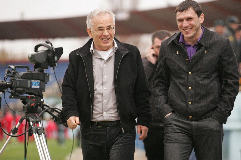 Дорогие тренеры!. Поздравляю вас с вашим профессиональным праздником! Труд тренера — это не просто работа, это служение спорту и людям Дорогие тренеры!. Поздравляю вас с вашим профессиональным праздником! Труд тренера — это не просто работа, это служение спорту и людям