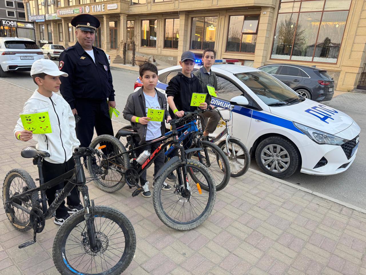 В рамках 4-го этапа профилактической акции «Внимание – Дети!» в Хасавюрте сотрудниками Госавтоинспекции проведено профилактическое мероприятие «Засветись!» В рамках 4-го этапа профилактической акции «Внимание – Дети!» в Хасавюрте сотрудниками Госавтоинспекции проведено профилактическое мероприятие «Засветись!»