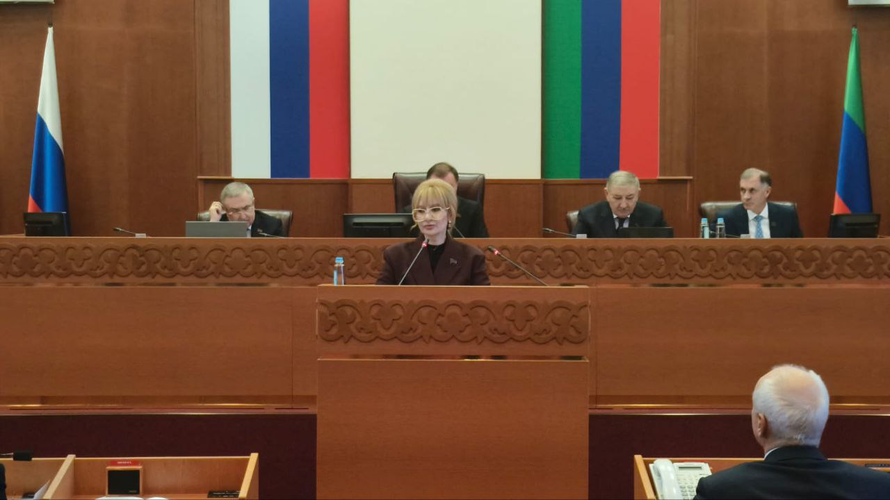 В основной части повестки 48 сессии НС РД парламентарии рассмотрели законопроекты, касающиеся социальной поддержки детей-сирот и детей, оставшихся без попечения родителей, деятельности мировых судей, ...