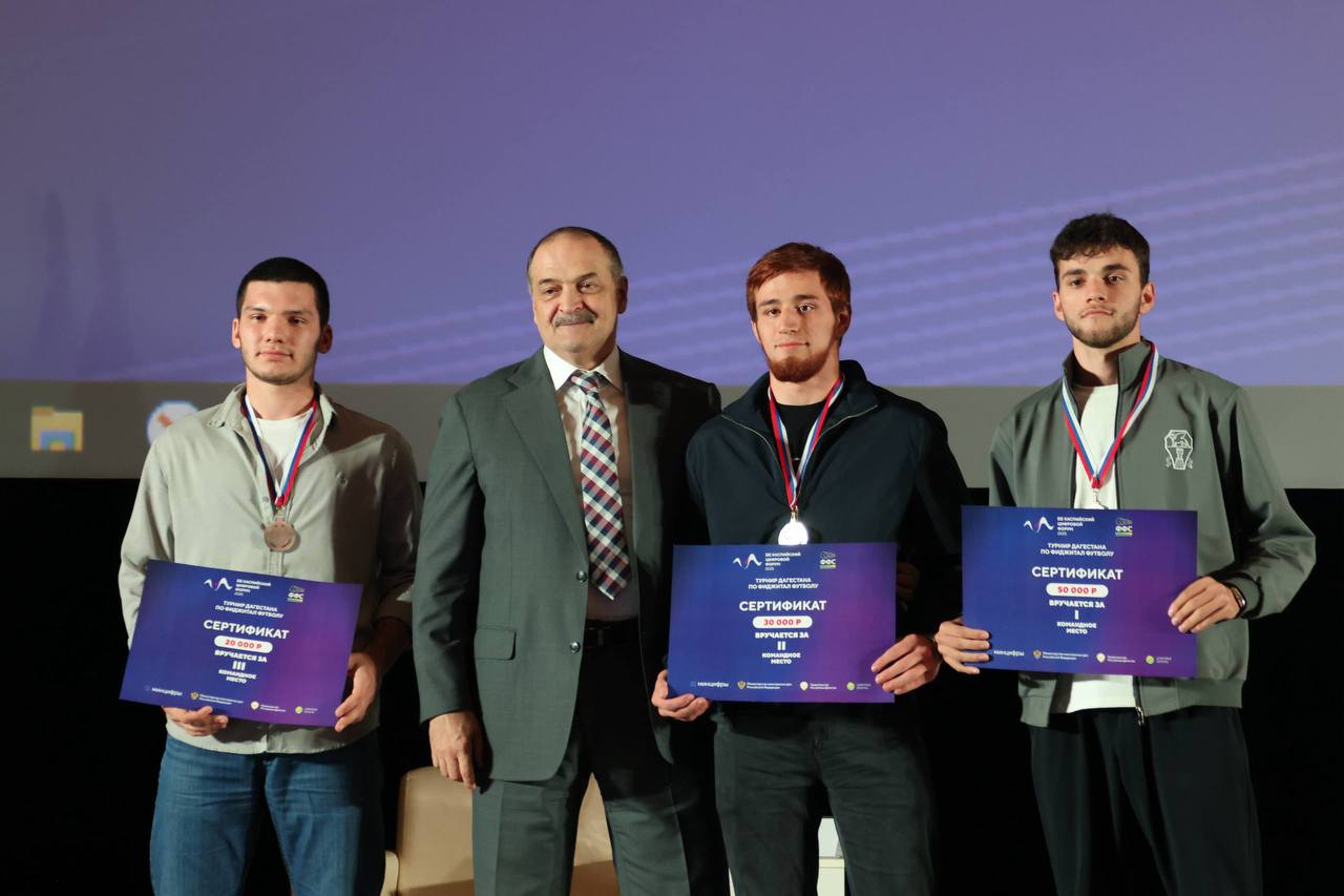 Сергей Меликов наградил победителей молодежных активностей Международного Каспийского цифрового форума Сергей Меликов наградил победителей молодежных активностей Международного Каспийского цифрового форума