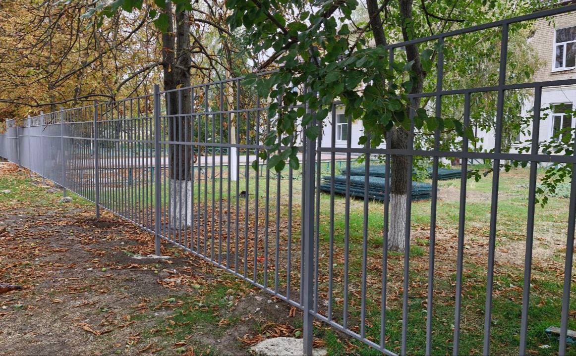 Дагестан помог подшефной школе в ремонте ограждения