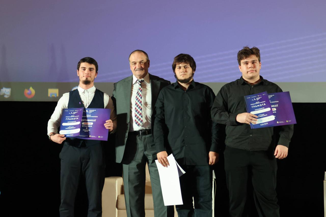 Сергей Меликов наградил победителей молодежных активностей Международного Каспийского цифрового форума Сергей Меликов наградил победителей молодежных активностей Международного Каспийского цифрового форума