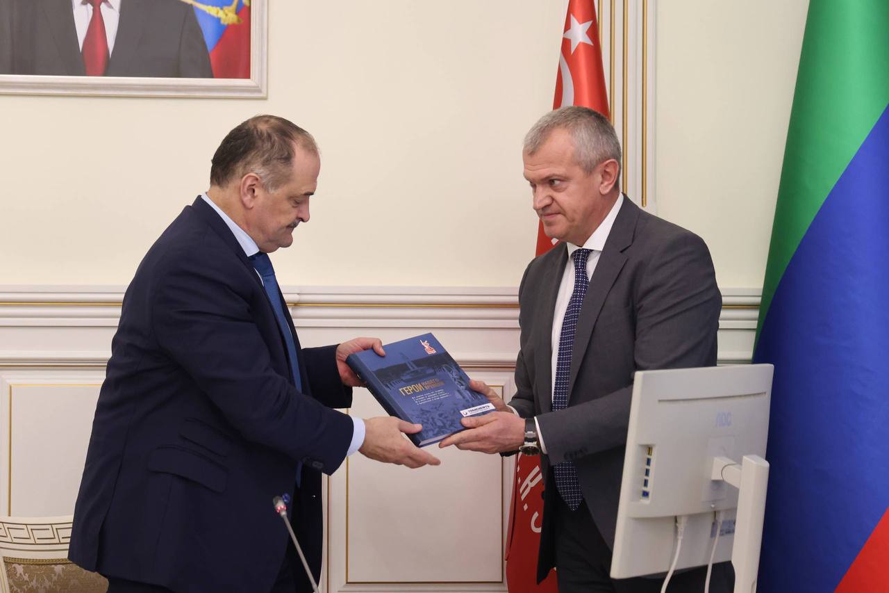 Сергею Меликову подарили книгу «Герои нашего времени» о подвигах дагестанцев — участников СВО