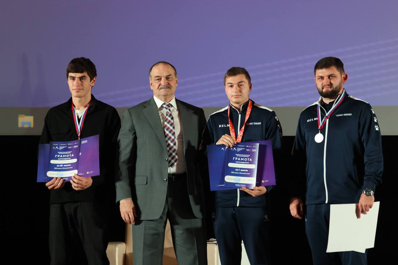 Сергей Меликов наградил победителей молодежных активностей Международного Каспийского цифрового форума Сергей Меликов наградил победителей молодежных активностей Международного Каспийского цифрового форума