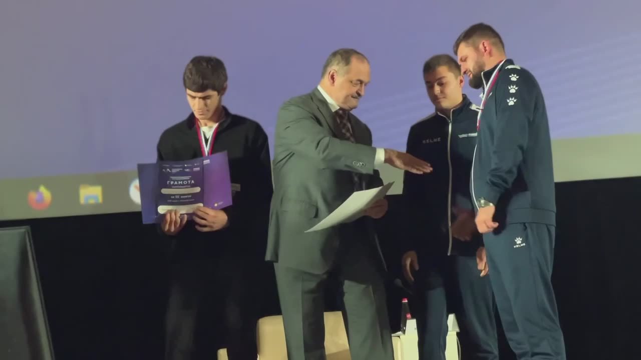 Среди награжденных сегодня на Международном Каспийском цифровом форуме – победитель турнира по гонкам дронов Даниял Гаджиев